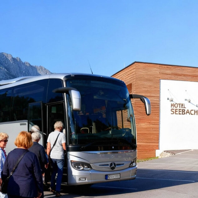 Busreisegruppe-KI Busreisegruppe vor dem Hotel Seebacherhof in Tauplitz
