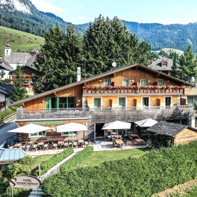 Drohnenaufnahme Hotel Seebacherhof im Sommer
